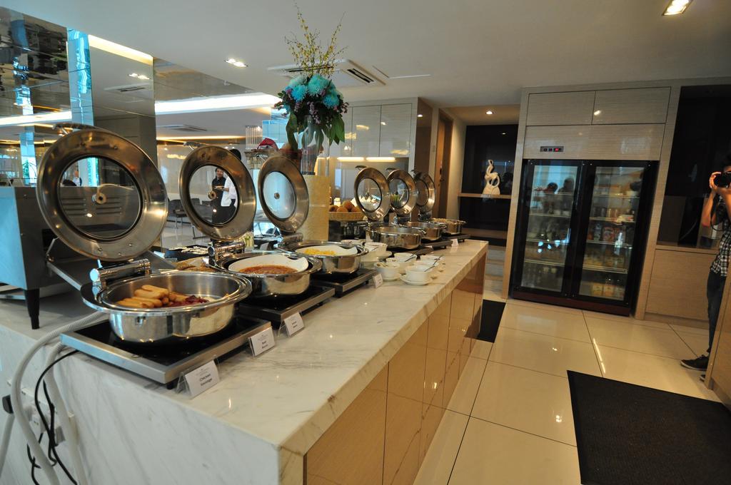Damas Suites & Residences Куала Лумпур Екстериор снимка