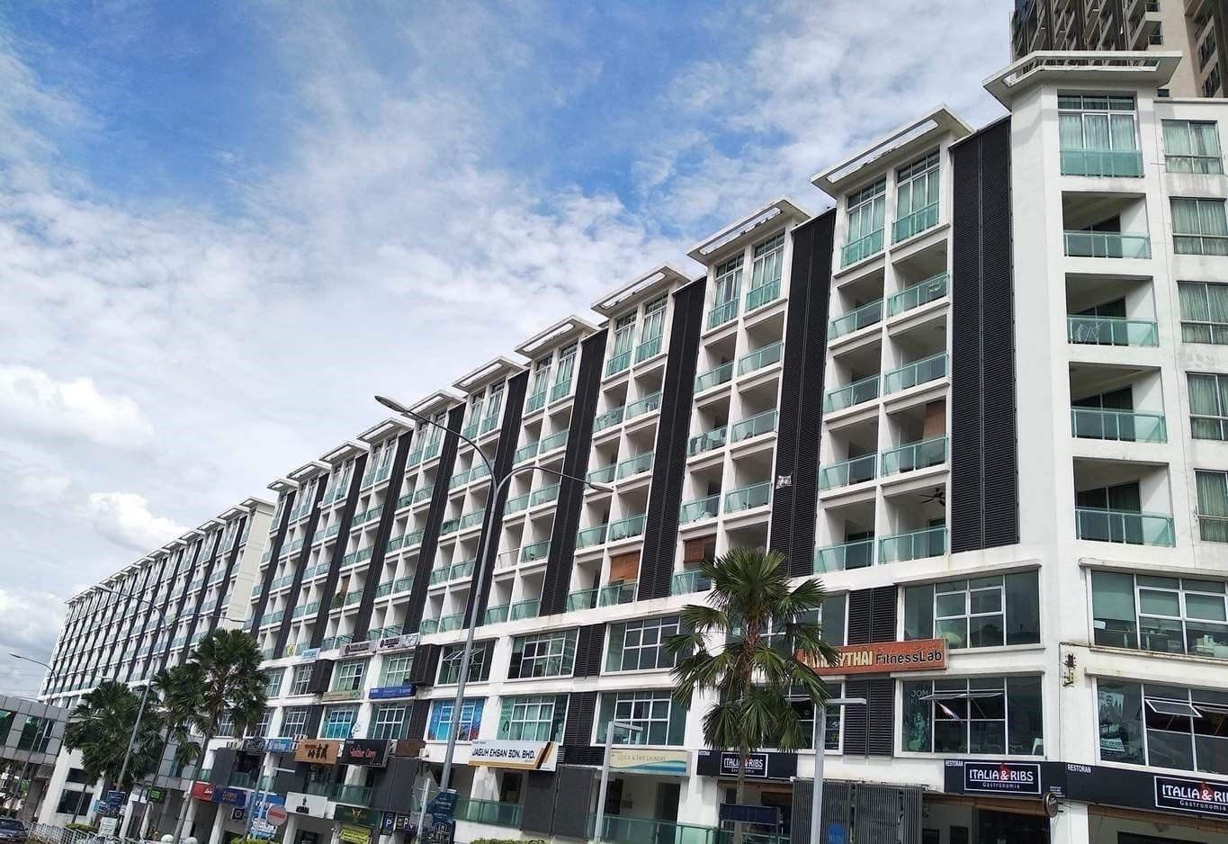 Damas Suites & Residences Куала Лумпур Екстериор снимка